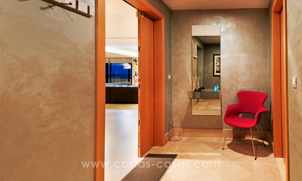 Penthouse unique de luxe, de style contemporain à vendre, près de la mer sur la Mille d' Or et près du centre de Marbella 22435