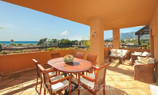 Appartements de luxe à vendre près de la plage dans un complexe prestigieux, juste à l'est de la ville de Marbella 22955 