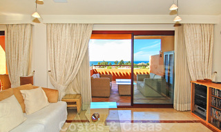Appartements de luxe à vendre près de la plage dans un complexe prestigieux, juste à l'est de la ville de Marbella 22962 