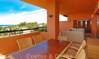 Appartements de luxe à vendre près de la plage dans un complexe prestigieux, juste à l'est de la ville de Marbella 22967 