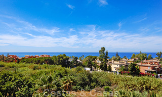 Appartements de luxe à vendre près de la plage dans un complexe prestigieux, juste à l'est de la ville de Marbella 22968 