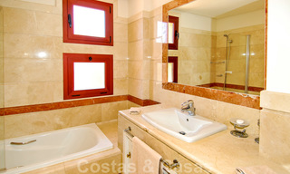 Appartements de luxe à vendre près de la plage dans un complexe prestigieux, juste à l'est de la ville de Marbella 22972 
