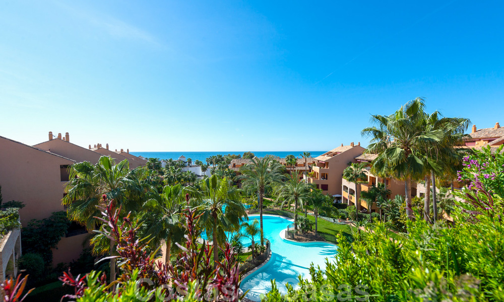 Appartements de luxe à vendre près de la plage dans un complexe prestigieux, juste à l'est de la ville de Marbella 22990