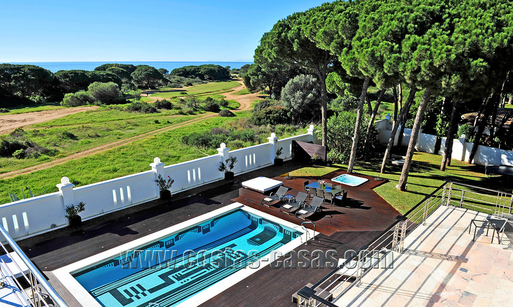 Villa moderne contemporaine en première ligne de plage à vendre à Marbella 5423