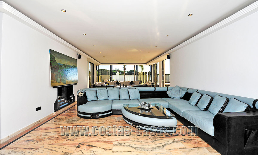 Villa moderne contemporaine en première ligne de plage à vendre à Marbella 5429