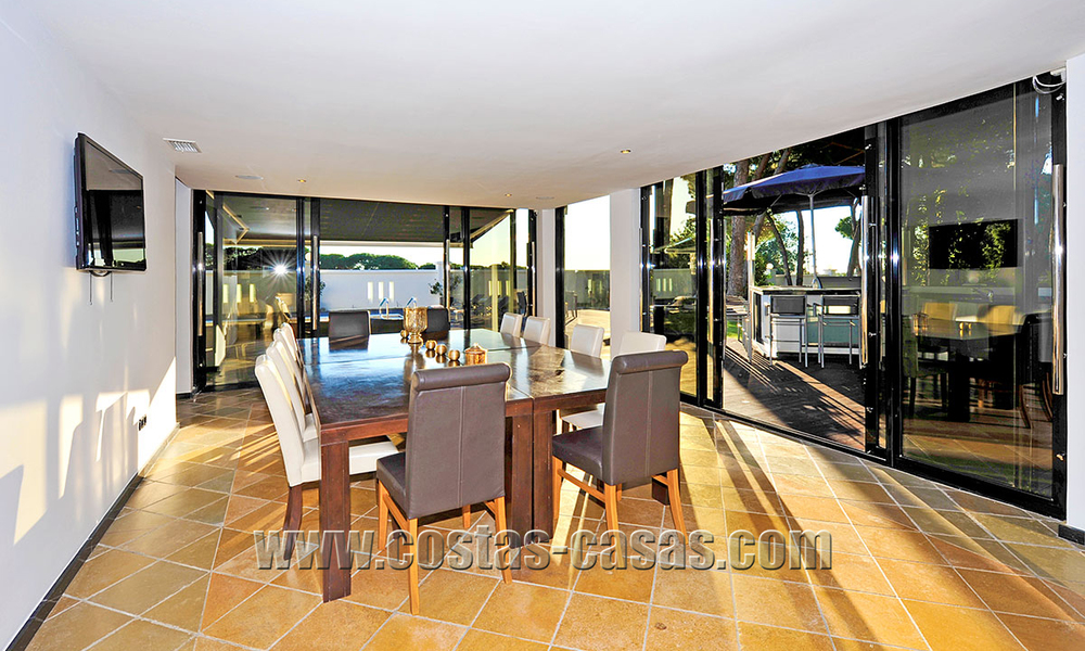 Villa moderne contemporaine en première ligne de plage à vendre à Marbella 5430